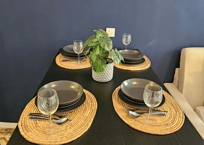 évasion Bleue, Balcon Ensoleillé * Nîmes